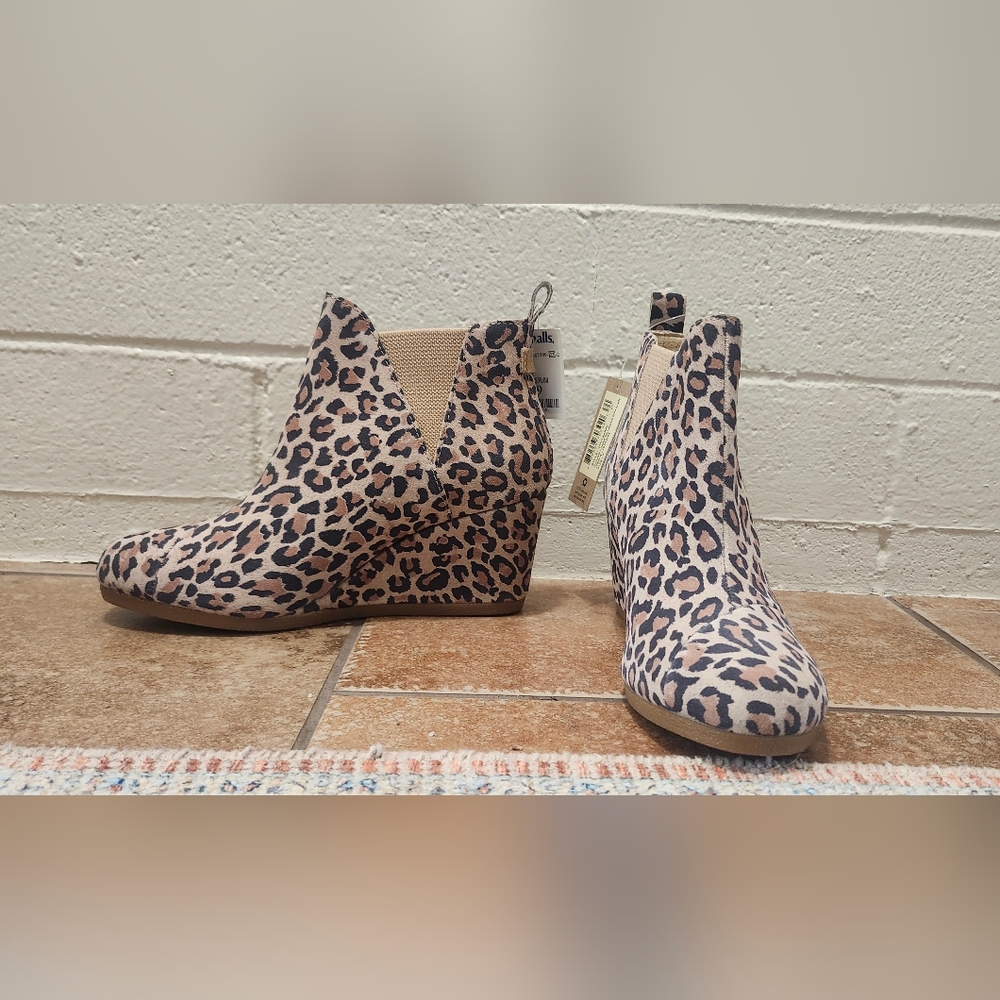 Toms Brown and Black Ankle Boots Sleek Silhouette